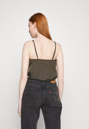 Топ на бретельках