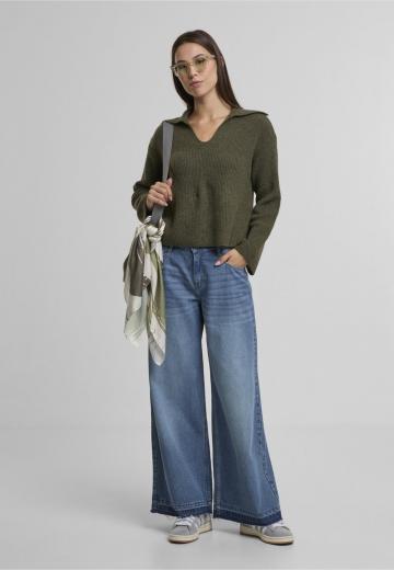 Пуловер с вырезом V