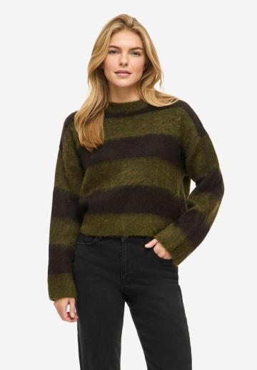 Пуловер в полоску
