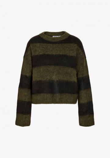 Пуловер в полоску