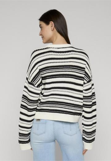 Пуловер в полоску