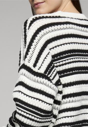 Пуловер в полоску