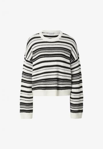 Пуловер в полоску