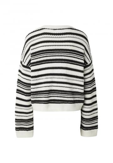 Пуловер в полоску