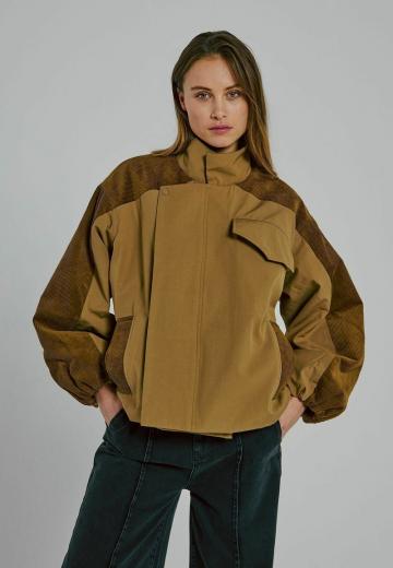 Куртка с накладнымит карманами