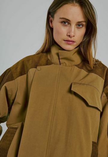 Куртка с накладнымит карманами