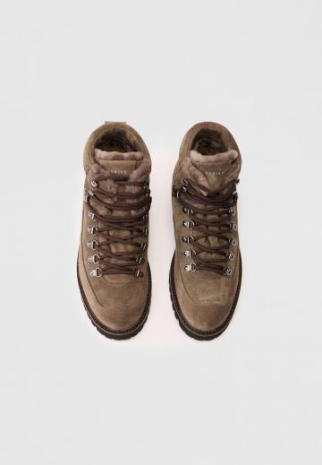 Ботинки на шнуровке