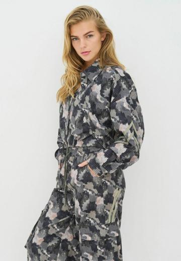 Куртка с накладнымит карманами