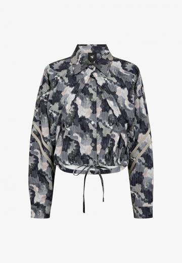 Куртка с накладнымит карманами