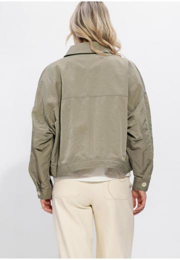 Куртка с накладнымит карманами