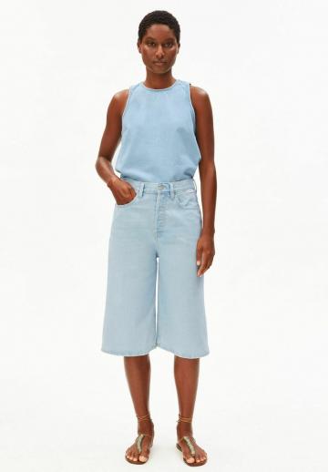 Короткие джинсы