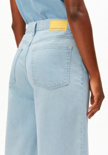 Короткие джинсы