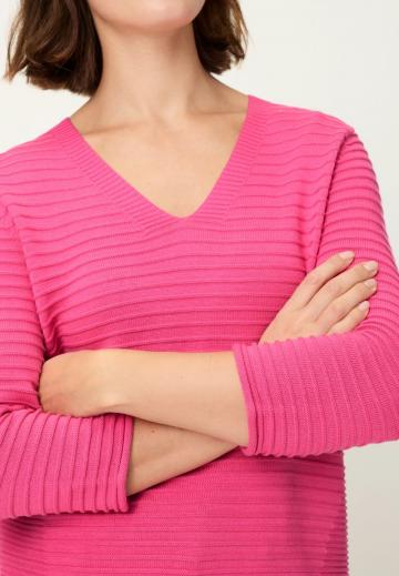 Пуловер с вырезом V