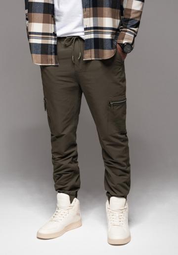 Брюки с накладными карманами