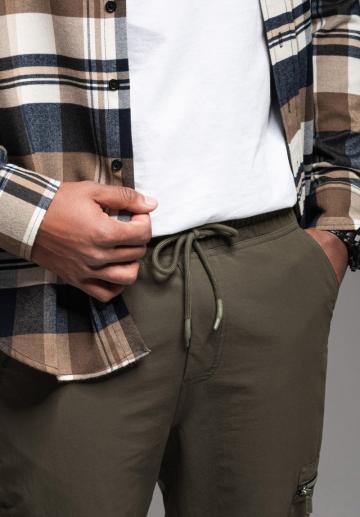 Брюки с накладными карманами