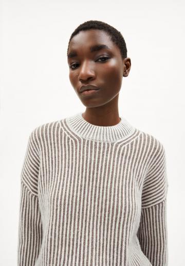 Пуловер в полоску