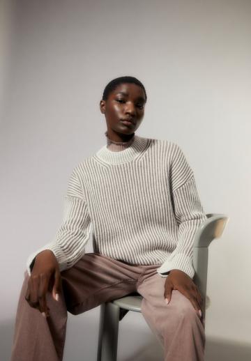 Пуловер в полоску