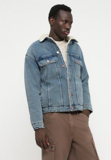 Джинсовая куртка