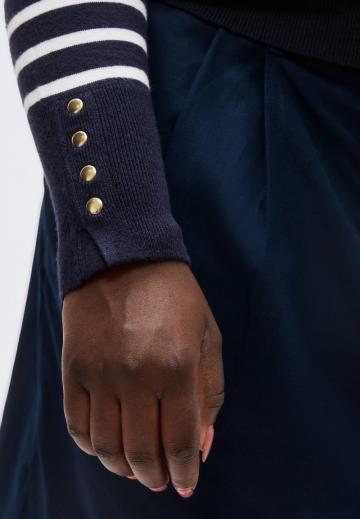 Пуловер в полоску