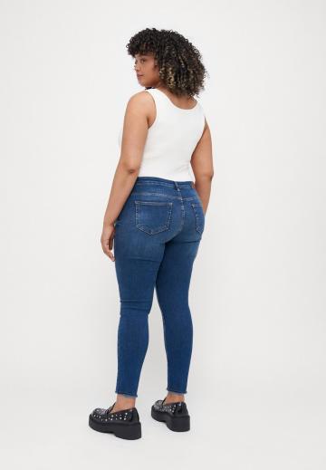 Узкие джинсы