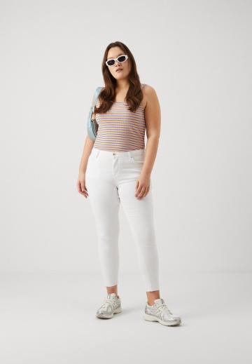 Короткие джинсы