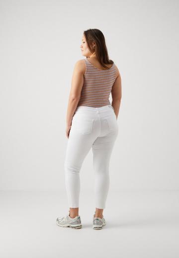 Короткие джинсы