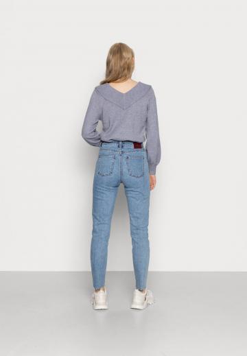 Короткие джинсы