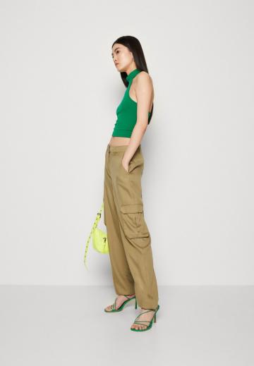 Брюки с накладными карманами