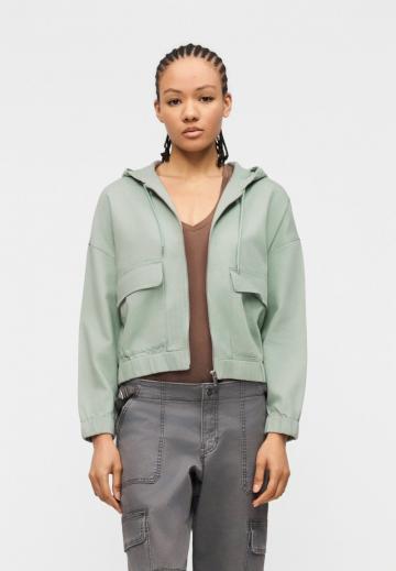 Куртка с накладнымит карманами