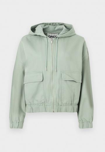 Куртка с накладнымит карманами