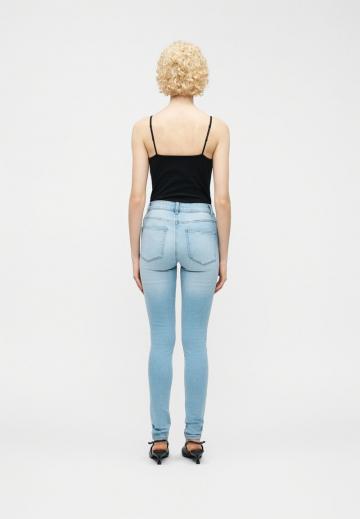 Узкие джинсы