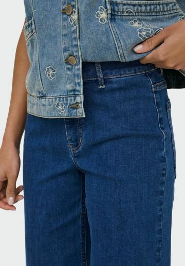 Короткие джинсы