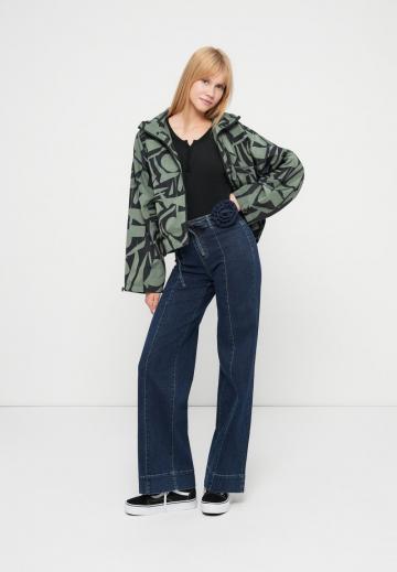 Прямые джинсы