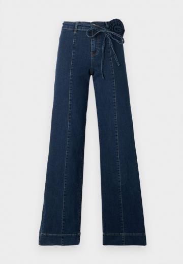 Прямые джинсы