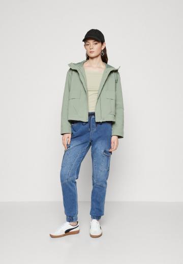 Куртка с накладнымит карманами