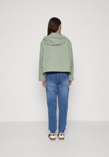 Куртка с накладнымит карманами