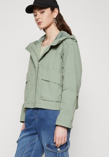 Куртка с накладнымит карманами