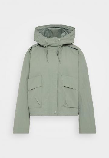 Куртка с накладнымит карманами