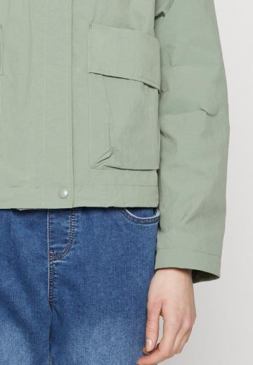 Куртка с накладнымит карманами