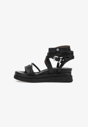 Босоножки на танкетке