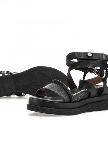 Босоножки на танкетке