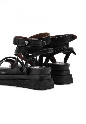 Босоножки на танкетке