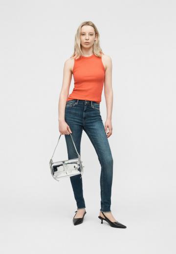 Узкие джинсы