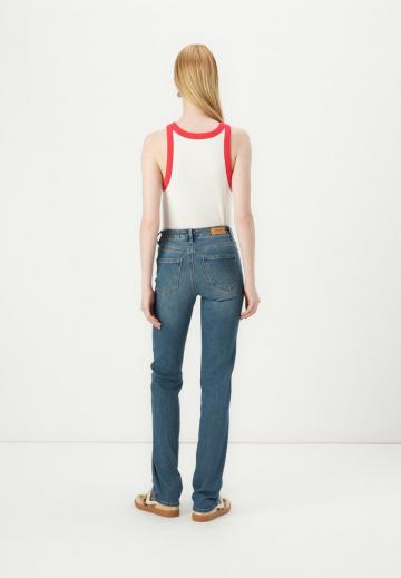 Узкие джинсы