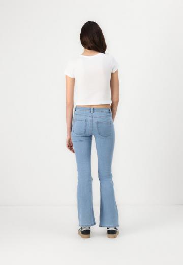 Клешеные джинсы