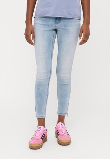 Короткие джинсы