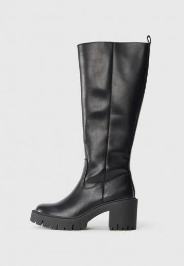 Высокие сапоги