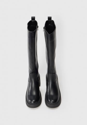 Высокие сапоги