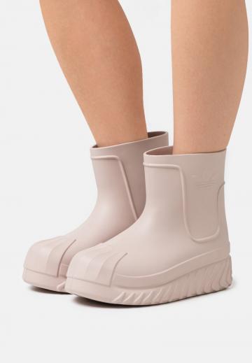 Сапожки на танкетке