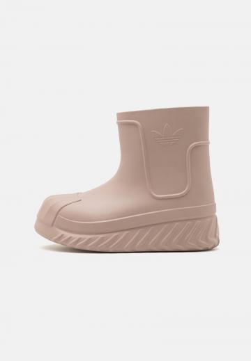 Сапожки на танкетке